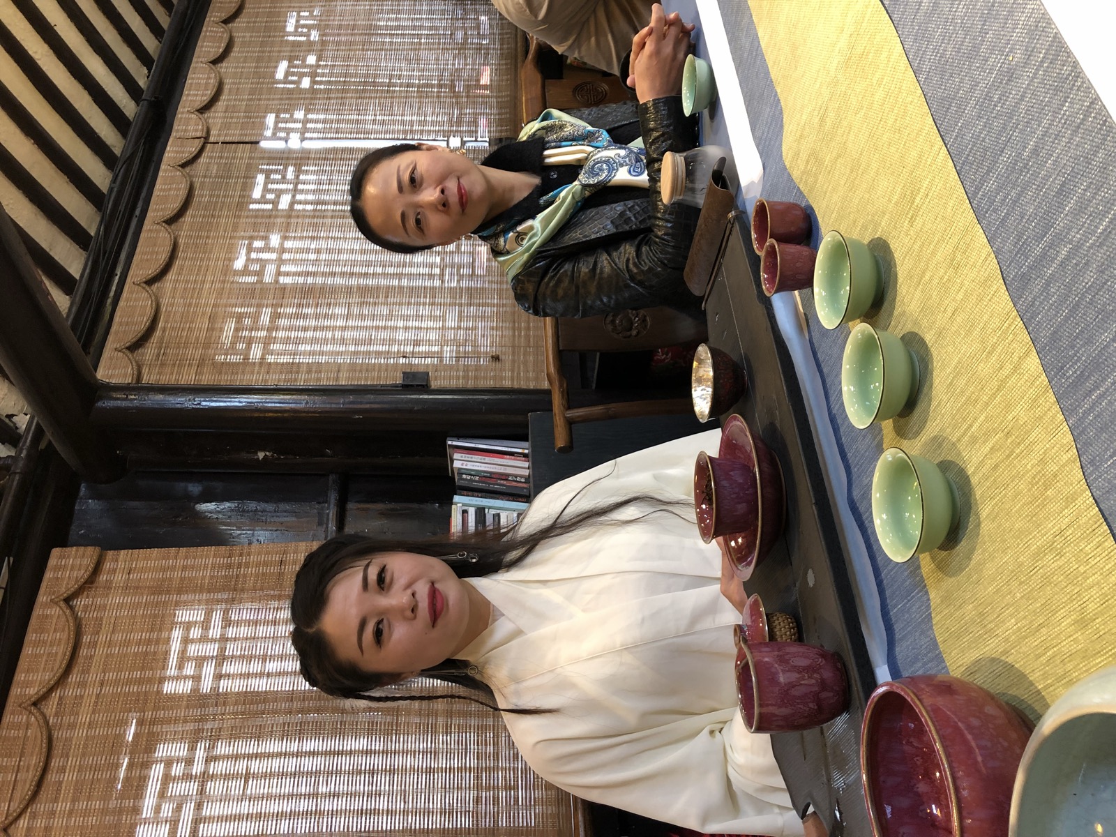 与任星航先生品茶交流,桌上摆满精美的钧瓷茶具