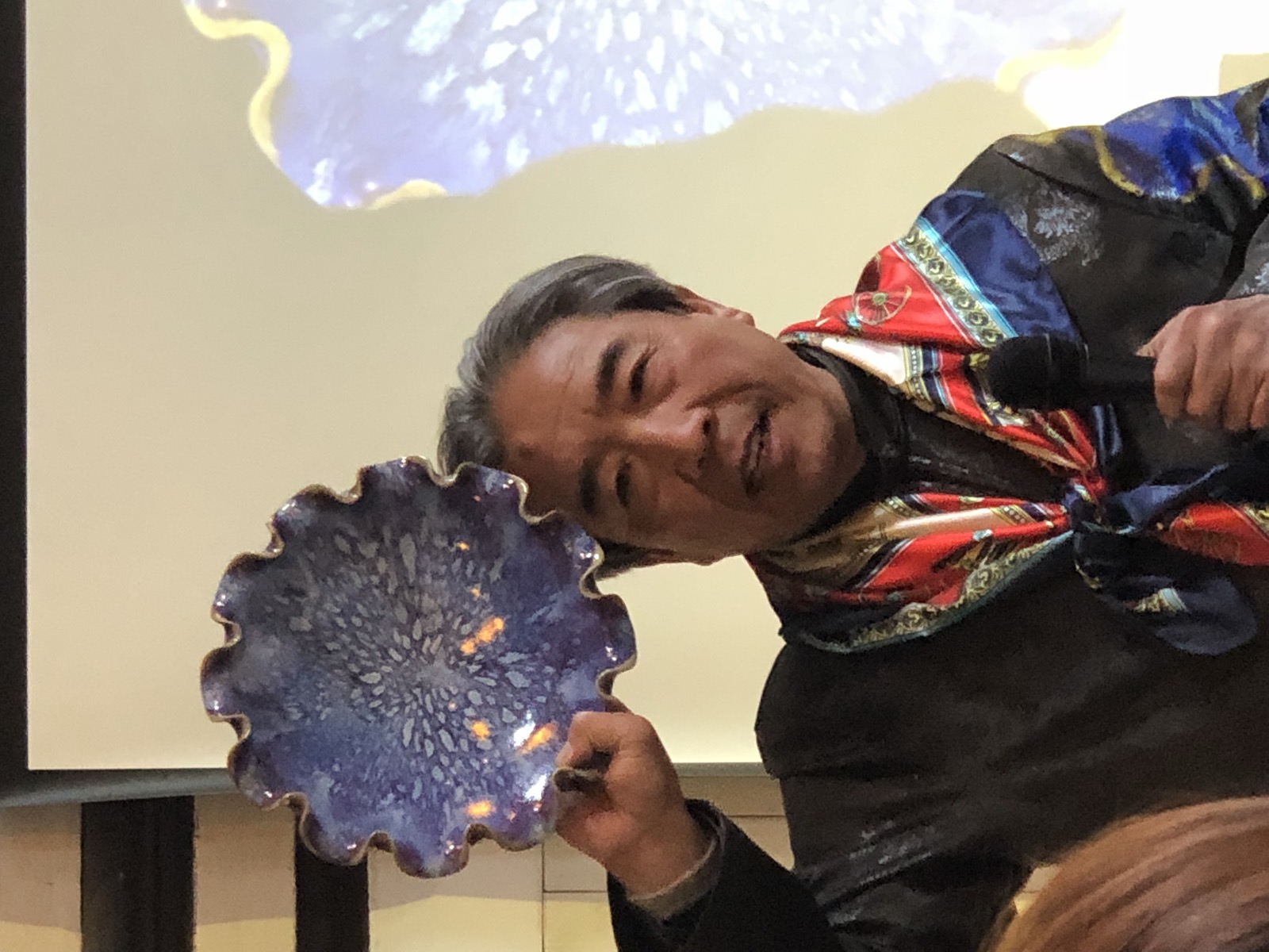 任星航先生展示其柴烧钧瓷代表作——蓝釉花口盘